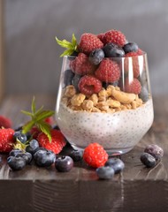 йогурт с мусли и ягодами. 