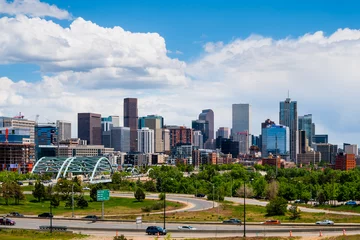 Cercles muraux construction de la ville Gratte-ciel à Denver un jour nuageux