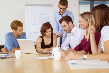 mitarbeiter in einem meeting im besprechungsraum