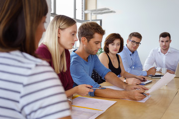 mitarbeiter meeting im besprechungsraum