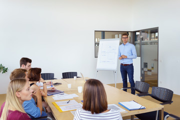 mitarbeiter meeting im besprechungsraum