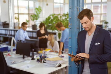 mitarbeiter im büro schaut auf tablet-pc