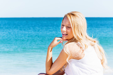 Naklejka premium Young woman relaxing on the beach