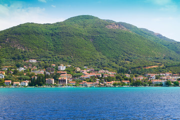 Fototapeta premium Stare miasteczko na wybrzeżu morza. Herceg Novi - nadmorskie miasteczko w Czarnogórze położone przy wejściu do Zatoki Kotorskiej. Turystyczna atrakcja turystyczna