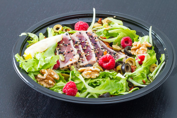 tuna sashimi with fresh salad , raspberry and nut