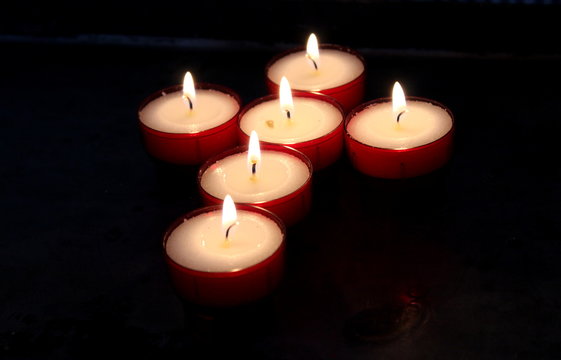 Kreuz aus Opferkerzen