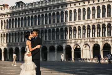 Obraz premium Stylish newlyweds in Venice