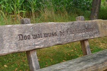 Holzbank im Münsterland, Plattdeutscher Schriftzug, sinngemäß: 