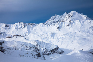 montagnes enneig&eacute;es