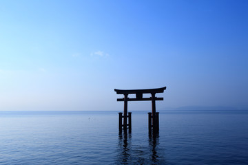 琵琶湖、白髪神社の鳥居 