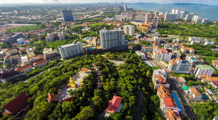 Obraz premium Aerial view of Pattaya, Thailand, including the Big Buddha statue atop the highest point of the city