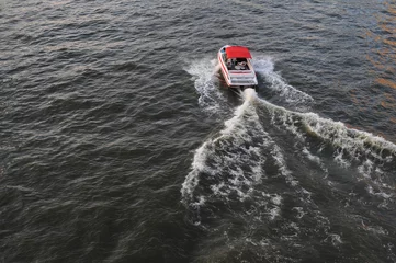 Abwaschbare Fototapete Wasser Motorsport Schnellboot auf einem Fluss