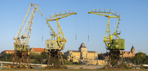 Szczecin,widok przez zabytkowe dźwigi portowe