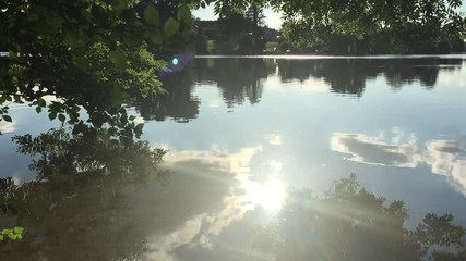 Spiegelung der Sonne im See