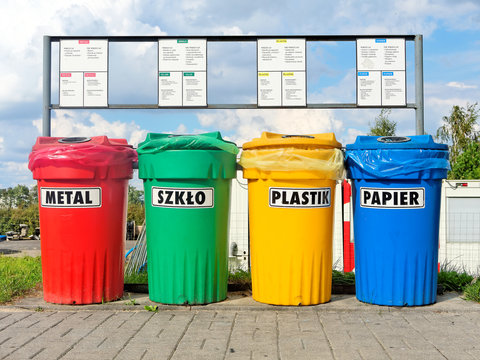 Color coded trash bins for waste segregation described in languages: Polish, English and German