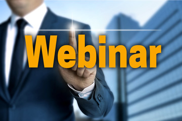 Webinar touchscreen wird von geschäftsmann bedient