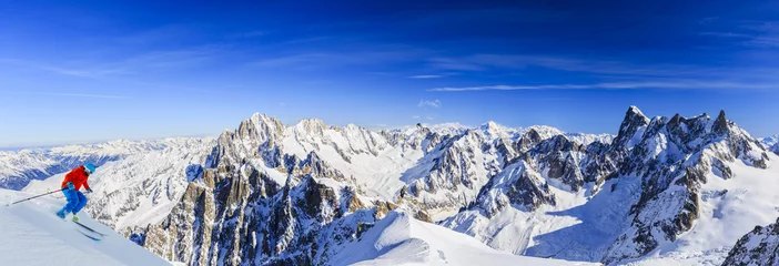 Poster Skiër skiën afdaling Valle Blanche in Franse Alpen in verse poedersneeuw. Sneeuwbergketen Mont Blanc met Grand Jorasses op de achtergrond. © Gorilla
