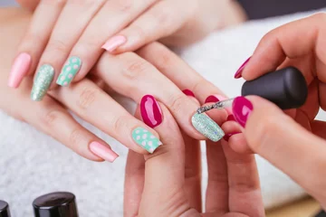 Badezimmer Foto Rückwand Manicure - Beauty treatment photo of nice manicured woman fingernails. Very nice feminine nail art with nice pink and light green nail polish. Polka dots design. © tamara83