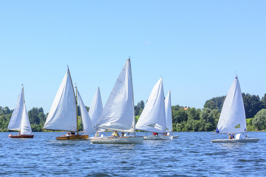 Segelboote verschiedener Klassen bei einer gemeinsamen Wettfahrt