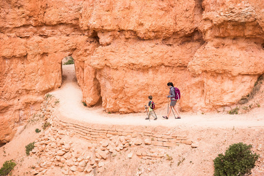 Mother and son, hiking the Queens Garden/Navajo Canyon Loop in Bryce Canyon National Park, Utah, USA