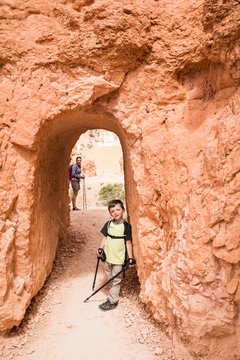Mother and son, hiking the Queens Garden/Navajo Canyon Loop in Bryce Canyon National Park, Utah, USA