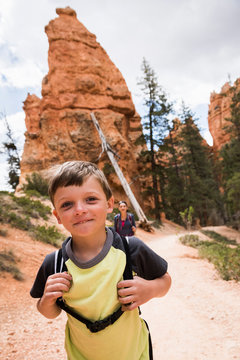 Mother and son, hiking the Queens Garden/Navajo Canyon Loop in Bryce Canyon National Park, Utah, USA