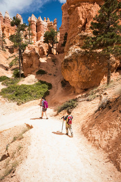 Mother and son, hiking the Queens Garden/Navajo Canyon Loop in Bryce Canyon National Park, Utah, USA