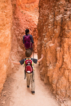 Mother and son, hiking the Queens Garden/Navajo Canyon Loop in Bryce Canyon National Park, Utah, USA