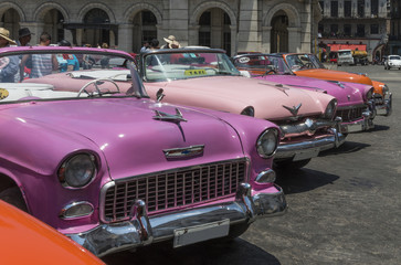 Fototapeta na wymiar Kuba, Havanna, Taxistand am 