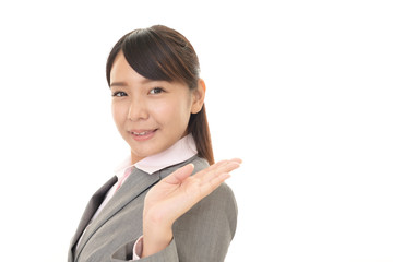 案内する笑顔のビジネスウーマン