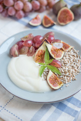 Joghurt mit Feigen und Müsli