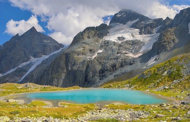 Fototapeta na wymiar Lake in Caucasus