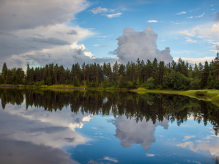 Seenreiche Waldlandschaft in Värmland in Schweden