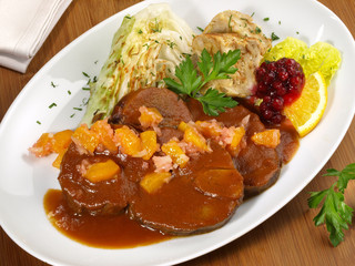 Rehbraten mit Spitzkohl und Preiselbeeren