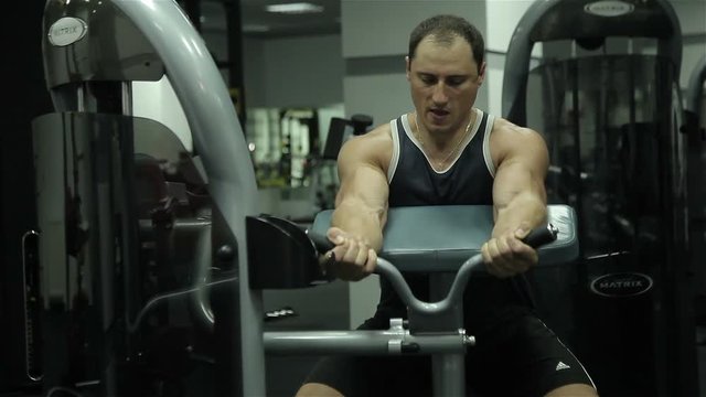 Close-up of a man performs gym exercises