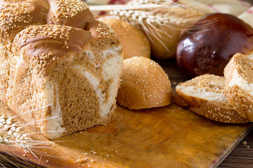 The different whole wheat bread, baked in the home, organic ingr
