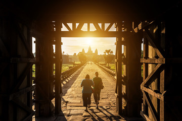 Obraz premium the morning sunrise at entrance west gate to angkor wat at siem reap, cambodia 