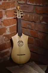 Naklejka premium Renaissance lute (citole) with musical notes