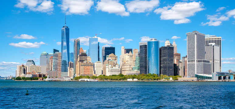 Fototapeta The downtown Manhattan skyline on a beautiful summer day