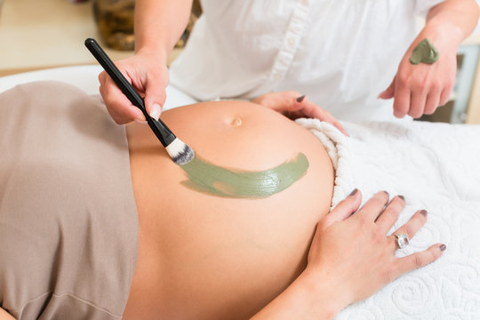 Rasul Therapie für eine Schwangere in einer Praxis für fernöstliche Schwangerschaftswellness