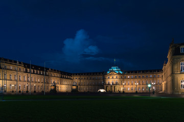 Fototapeta na wymiar Noche en Schlossplatz Stuttgart Alemania.