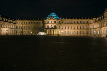 Noche en Schlossplatz Stuttgart Alemania.