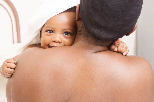 femme assise de dos caline son b&eacute;b&eacute;  apres le bain
