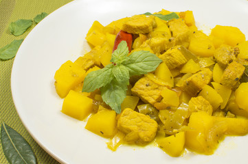 estofado de carne con patatas, adornado con hojas de menta