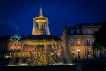 Fuente de noche en Schlossplatz stuttgart Alemania.