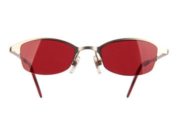 Eine Sonnenbrille mit roten Augengläsern
