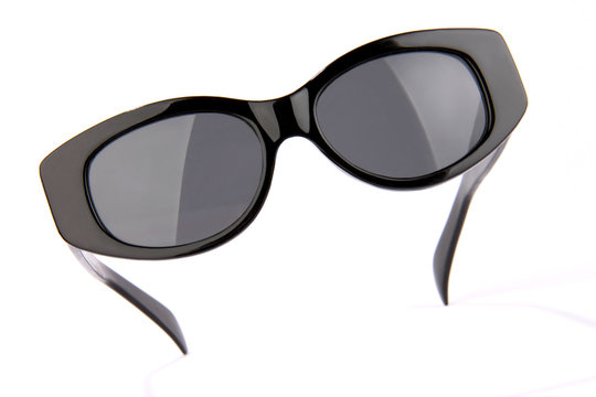  Sonnenbrille freigestellt auf weißem Hintergrund