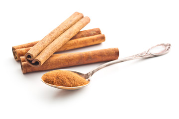 Cinnamon sticks and ground cinnamon.