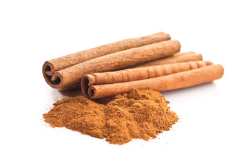 Cinnamon sticks and ground cinnamon.