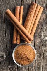 Cinnamon sticks and ground cinnamon.